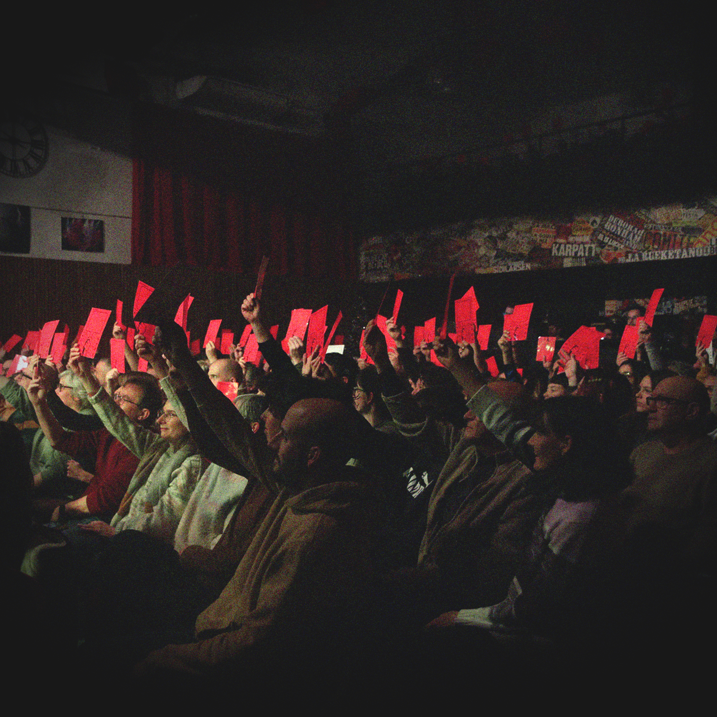Match D'Impro 3 - Improvergne à La Puce a L'Oreille - carré copie Un chat noir, passer sous une échelle, mettre le pain à l'envers, briser un miroir...pourquoi tout cela porte malheur ?</p>
<p>Trinquer en se regardant dans les yeux, toucher du bois, voir une coccinelle s'envoler...pourquoi tout cela porte bonheur ?</p>
<p>Grâce aux idées du public et à l'imagination sans fin de nos improvisateurs, nous allons nous amuser, explorer, réinventer ces superstitions...et les vivre pleinement !<br />
Et toi, tu es superstitieux ?